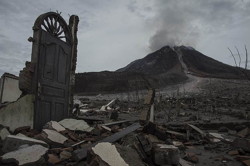 Северная Суматра, Индонезия. Последствия извержения вулкана Синабунг
