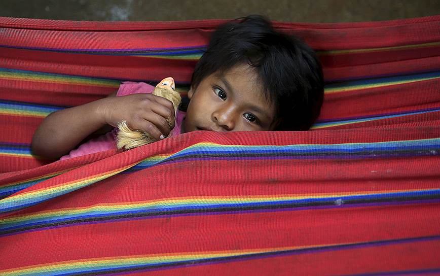 Сан-Хосе-дель-Гуавьяре, Колумбия. Ребенок индейцев племени нукак маку отдыхает в лагере беженцев в Агуа-Бонита