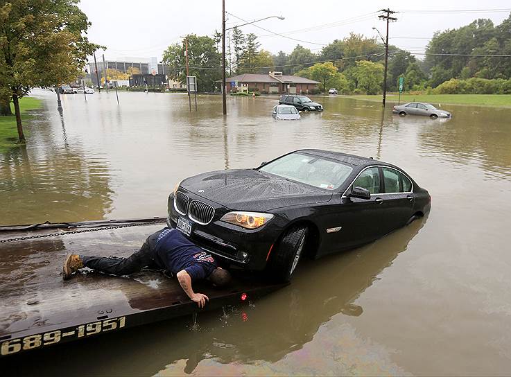 Гилдерленд, США. Эвакуация автомобиля с затопленной после сильного ливня улицы