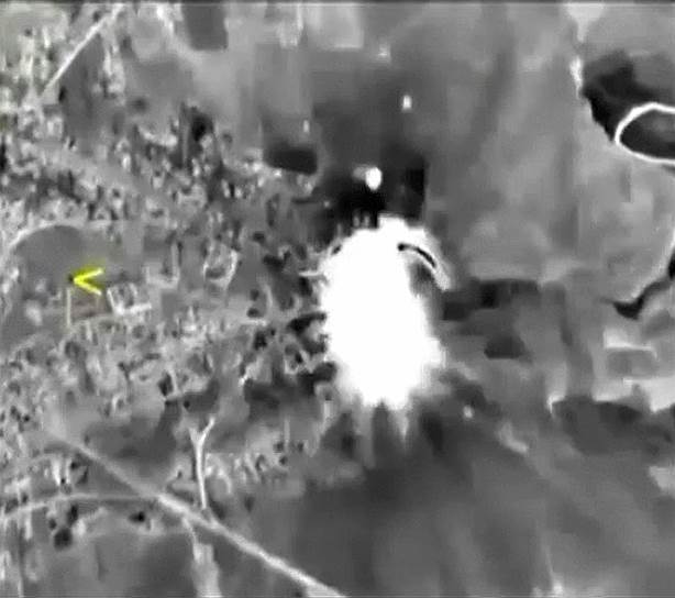 Кадр из видео, распространенного Министерством обороны РФ, в котором показаны авиаудары по четырем объектам в районе населенных пунктов Хама, Идлиб и Хомс