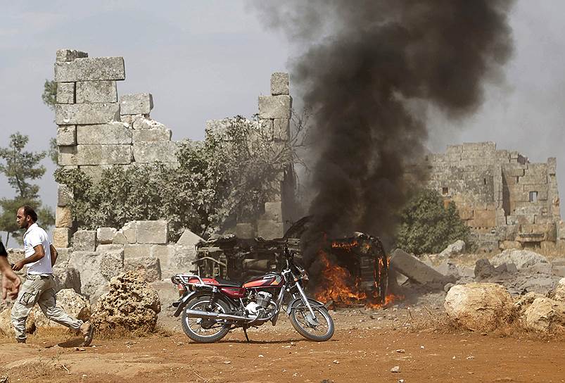 Cнимок агентства Reuters, на котором изображены последствия авиаударов на юге провинции Идлиб