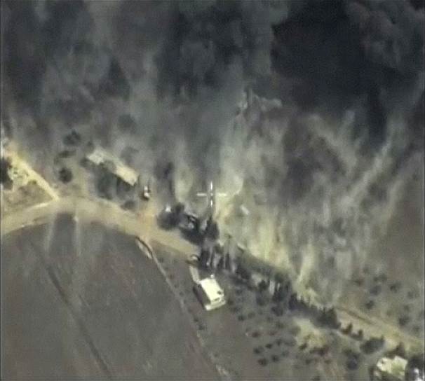Кадр из видео, распространенного Министерством обороны РФ, в котором показаны авиаудары по четырем объектам в районе населенных пунктов Хама, Идлиб и Хомс