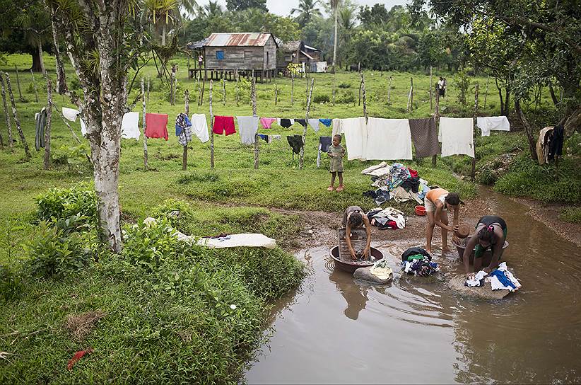 Женщины племени стирают одежду в одной из рек на севере Никарагуа