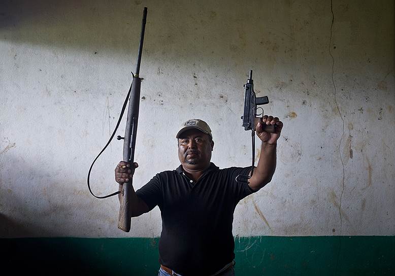 Сильвио Мендез, член совета Атлантическиого северного автономного региона Никарагуа, позирует с оружием, которое, по его словам, индейцы-мискито отняли у захватчиков во время нападения