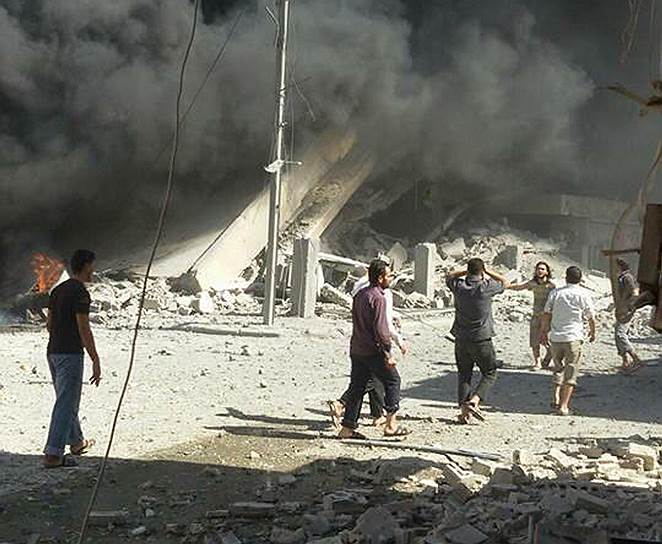 Фото, которое волонтерская группа «Белые каски» опубликовала в своем Twitter, отображает последствия авиаударов в городе Талбисех в провинции Хомс