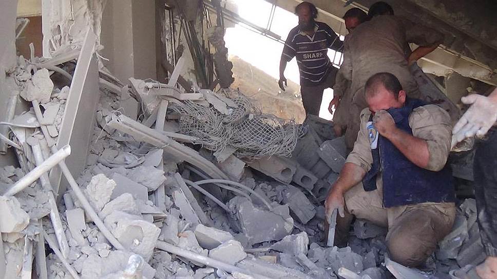 Фото, которое волонтерская группа «Белые каски» опубликовала в своем Twitter, отображает последствия российских авиаударов в городе Талбисех в провинции Хомс