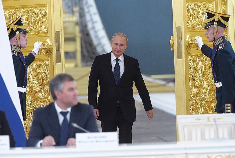 Первый заместитель руководителя администрации президента России Вячеслав Володин (слева) и президент РФ Владимир Путин 