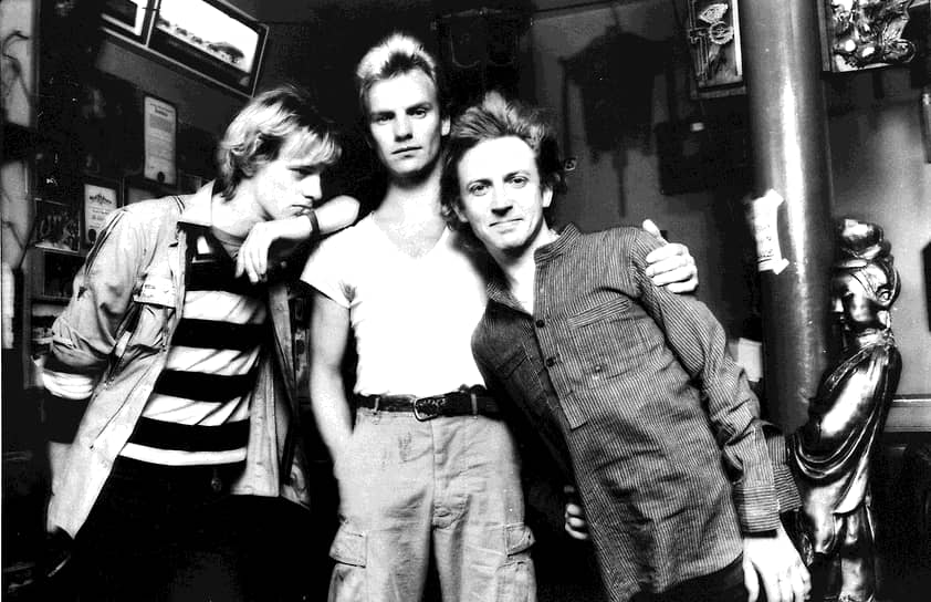 В 1977 году Стинг (в центре), барабанщик Стюарт Коупленд (слева) и гитарист Энди Саммерс (справа) создали группу The Police, которая достаточно быстро стала популярной. Свое прозвище Гордон Самнер получил во время выступлений в местных джаз-клубах. Из-за свитера в желто-черную полоску его прозвали «sting», что в переводе с английского означает «жало». В составе группы Стинг написал песню «Every Breath You Take», которая провела на вершине американского хит-парада два месяца. Для английской группы на американском рынке в середине 1980-х это было большим достижением