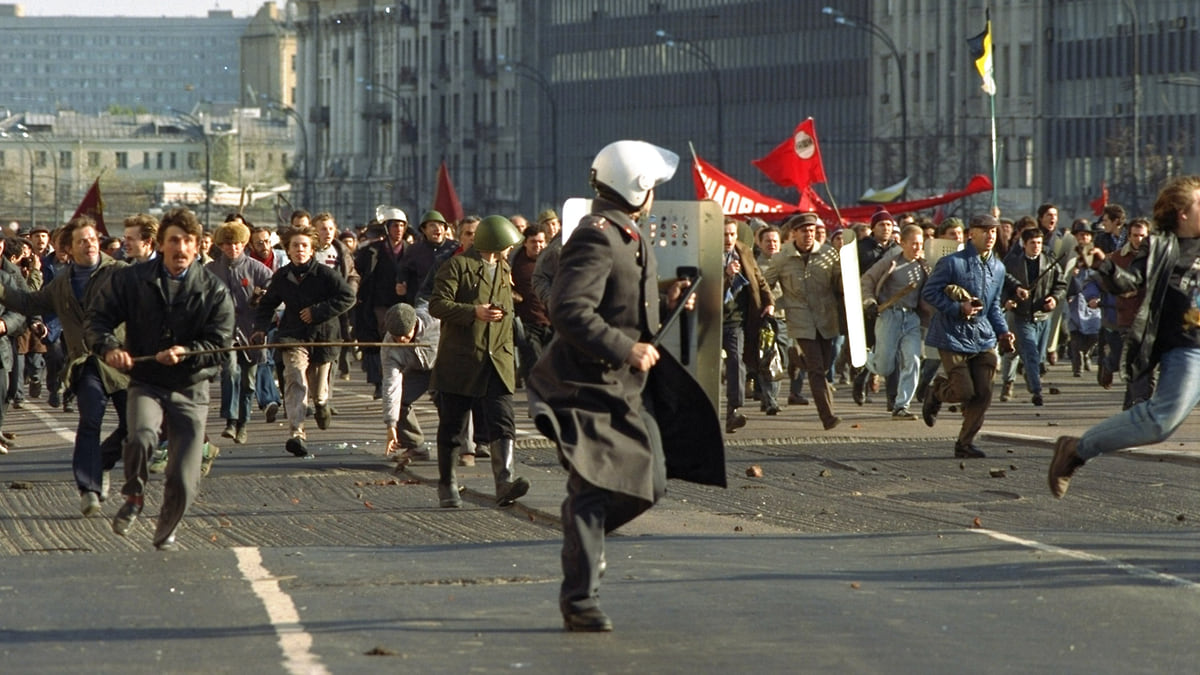 объявление чрезвычайного положения в москве 1993 года обстрел белого дома были связаны с (98) фото