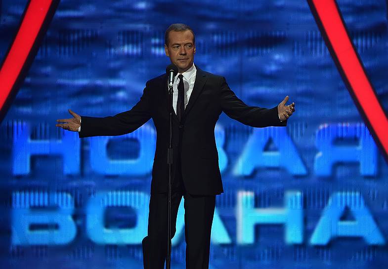 «Здесь, в Сочи, было все! И мы это с вами любили, ценили, любим и ценим»,— сказал премьер-мнистр Дмитрий Медведев на открытии конкурса молодых исполнителей «Новая волна», который впервые прошел в Сочи