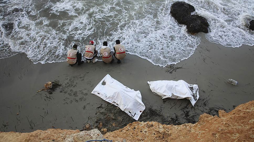 Триполи, Ливия. Сотрудники «Красного полумесяца» моют руки в море после извлечения трупов мигрантов, утонувших при попытке перебраться в Европу