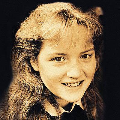 Кейт Уинслет родилась 5 октября 1975 года в Рединге, графство Беркшир (Великобритания) в семье, где профессия актера передавалась по наследству. Свою первую роль девочка сыграла уже в возрасте пяти лет в школьной постановке, а в 11 поступила в частную театральную школу, где проучилась до 1992 года
