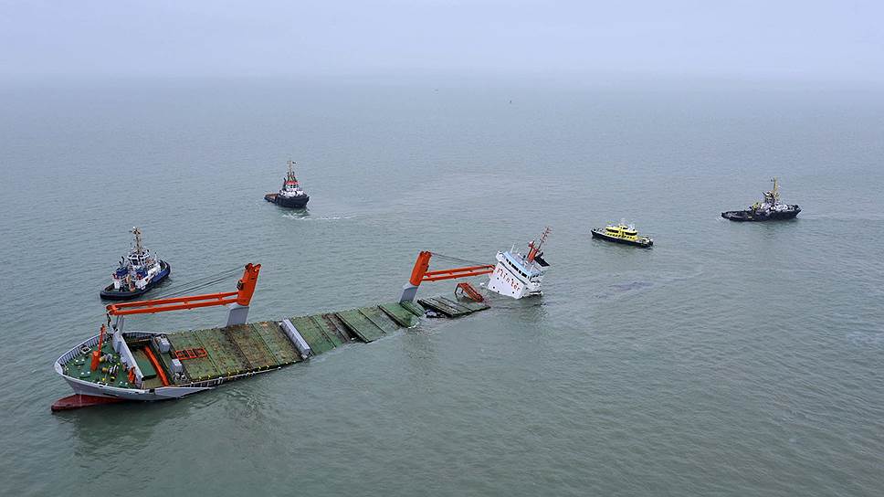 Северное море, Бельгия. Голландский сухогруз Flinterstar терпит крушение после столкновения с танкером Al-Oraiq, который следовал под флагом Маршалловых островов