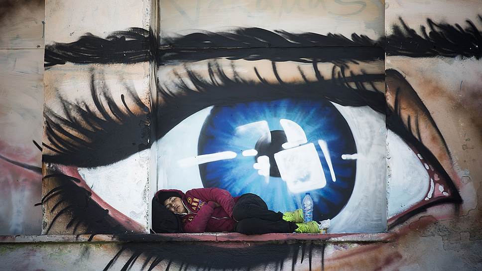 Остров Лесбос, Греция. Беженец спит возле заброшенного здания