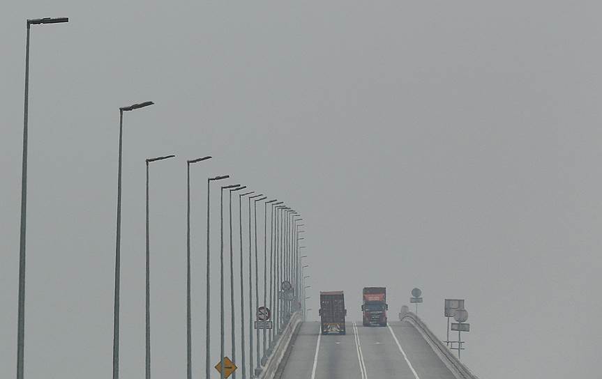 Кланг, Малайзия. Вид на мост, затянутый дымом от пожаров в Индонезии