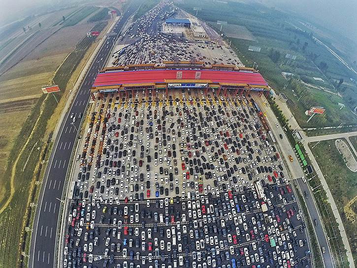Пекин, Китай. Автомобильная пробка возле станции оплаты проезда по автостраде на въезде в город