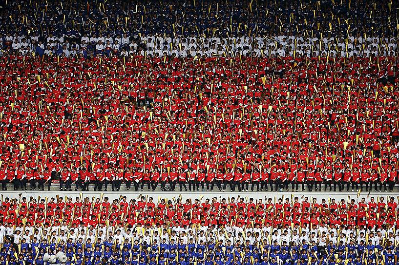 Пхеньян, Северная Корея. Болельщики сборной КНДР во время отборочного матча Кубка мира со сборной Филиппин