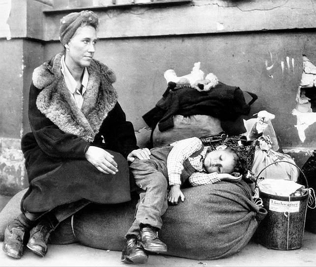 1945 год. Женщина с ребенком ожидают поезда в Берлине