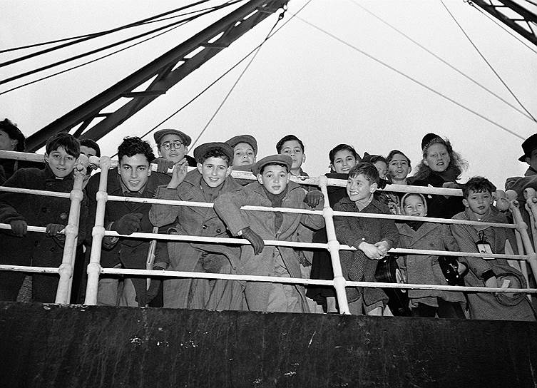 1943 год. Беженцы на португальском корабле Serpa Pinto, достигшем порта Филадельфии 