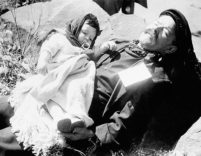 1940 год. Беженец вместе с ребенком на территории Бельгии