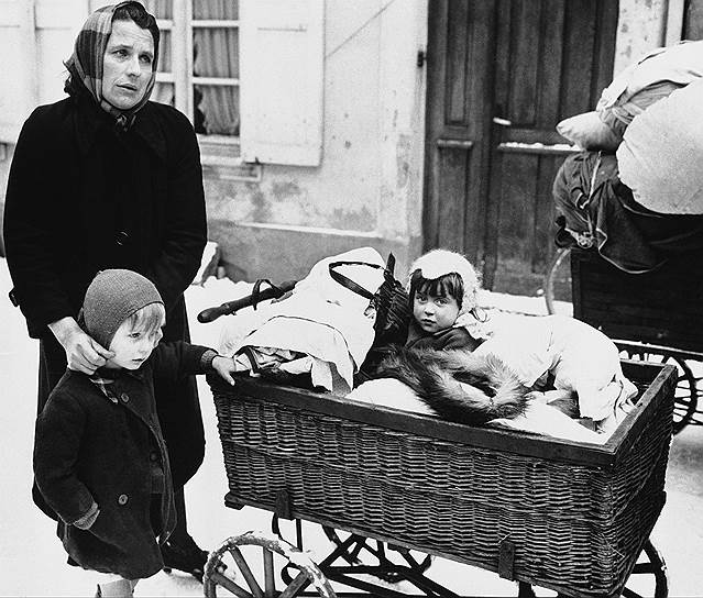 1945 год. Француженка вместе с детьми покидают город Хагенгау