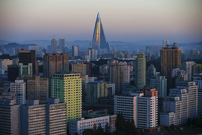 Пхеньян, Корея. Вид на 105-этажную гостиницу «Рюген»
