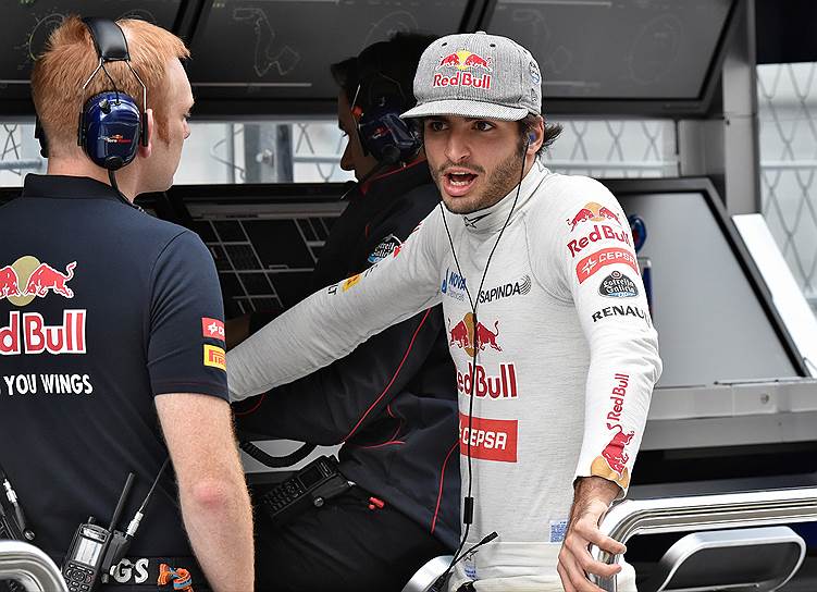 Пилот команды Toro Rosso Карлос Сайнс-мл. (справа)