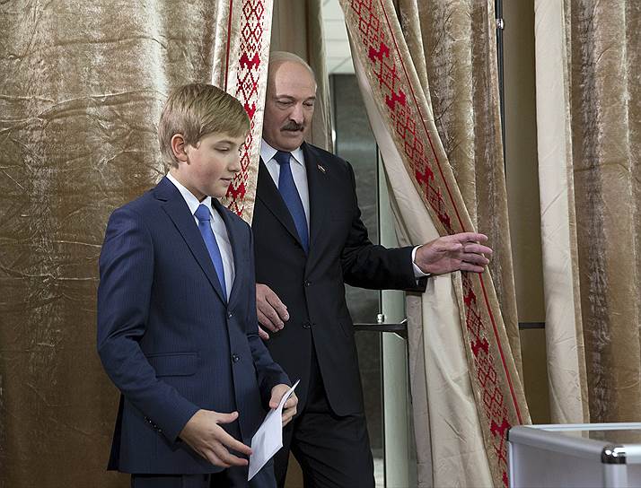 На президентских выборах в Белоруссии 11-летний Николай Лукашенко голосовать еще не мог. Но посильную помощь отцу оказал