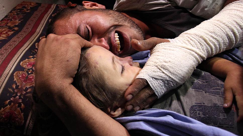 Сектор Газа, Палестина. Отец в лагере для беженцев оплакивает свою погибшую дочь 
