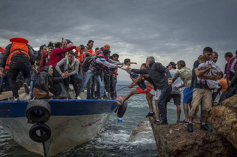 Остров Лесбос, Греция. Мигранты, прибывшие к берегам Греции на рыболовном судне 