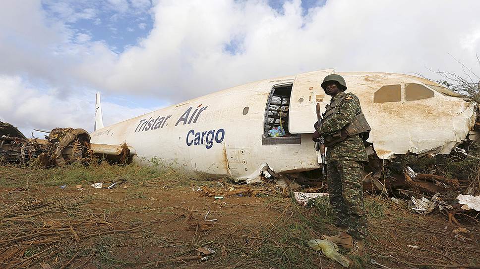 Могадишо, Сомали. Солдат группы AMISOM охраняет египетский грузовой самолет Tristar Air Airbus A300-200F, потерпевший крушение рядом со столицей Сомали. Все члены экипажа остались в живых 