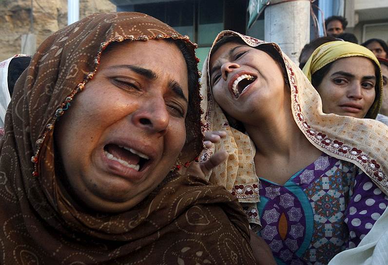 Карачи, Пакистан. Женщины, увидевшие своего родственника, погибшего во время оползня