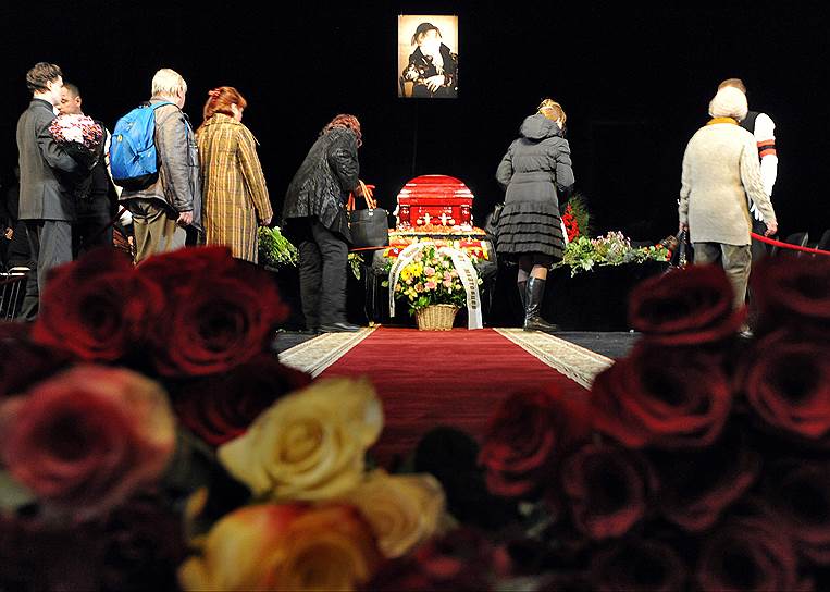 Ольга Аросева скончалась 13 октября 2013 года на 88-м году жизни в московской клинике после тяжелой болезни. Причиной смерти стали  остаточные онкологические проблемы, сердечная и легочная недостаточности. Гражданская панихида по актрисе прошла в Театре сатиры
