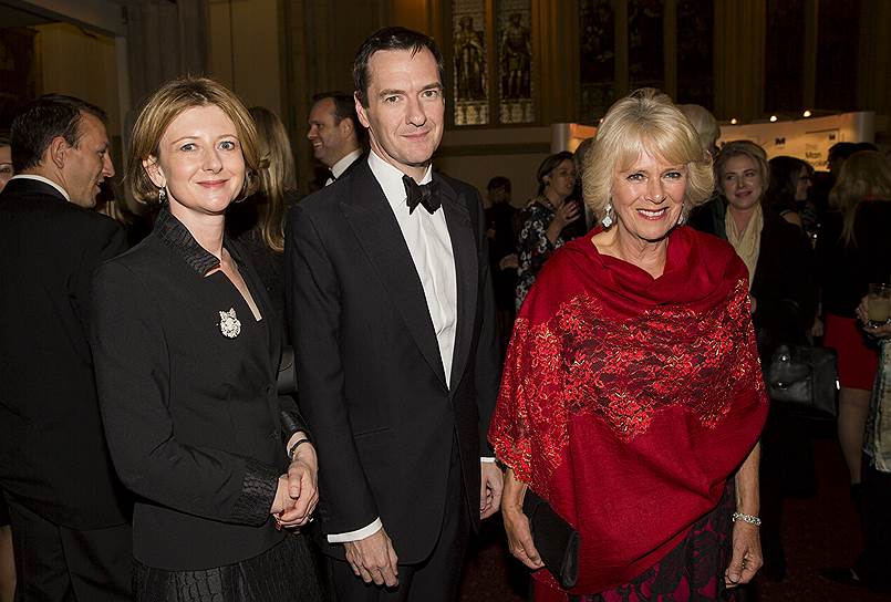 Канцлер казначейства Великобритании Джордж Гидеон Оливер Осборн с женой (слева) и герцогиня Корнуольская Камилла Маунтбеттен-Виндзор 