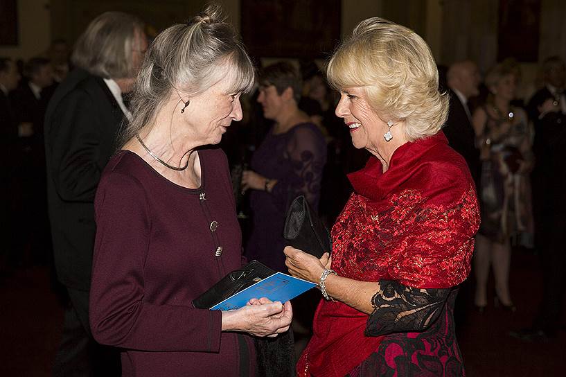 Герцогиня Корнуольская Камилла Маунтбеттен-Виндзор (справа) с номинантом Букера-2015 Энн Тайлер