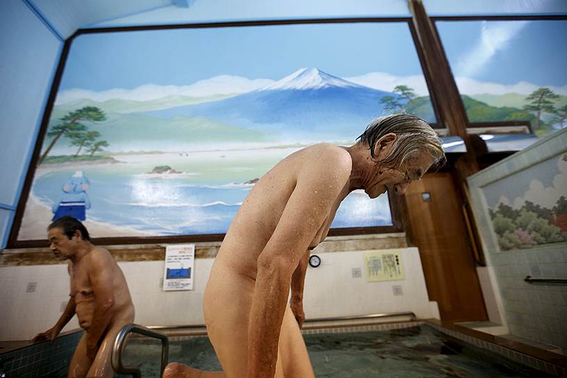 Токио, Япония. Посетители сэнто, традиционной общественной бани