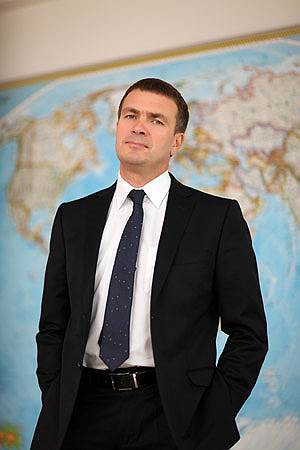 Как стало известно “Ъ”, советником президента АЛРОСА по сбыту назначен Олег Петров