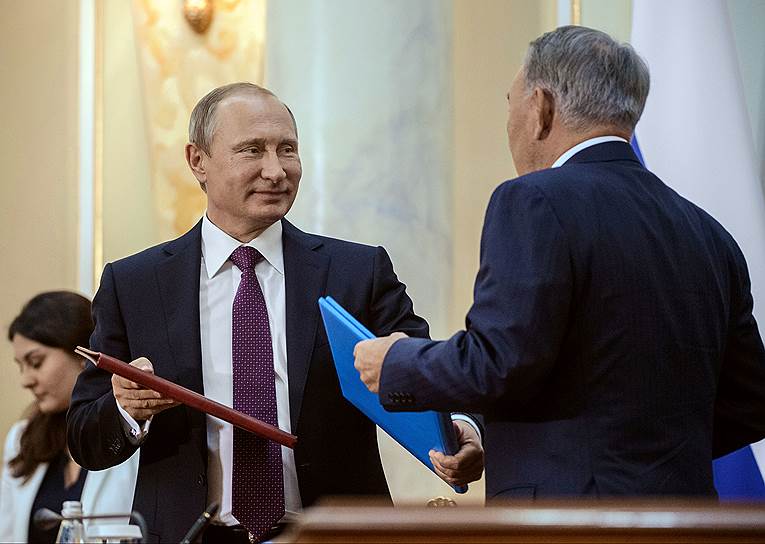 Президент России Владимир Путин (слева) и  президент Казахстана Нурсултан Назарбаев 