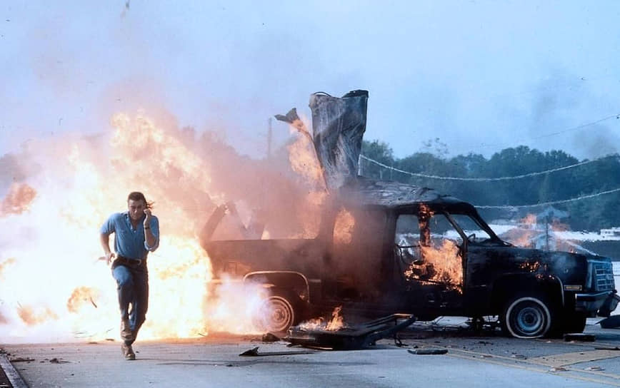 После удачного «Кровавого спорта» кинокарьера Жан-Клода Ван Дамма развивалась стремительно. Киноуспех актера закрепили роли в таких фильмах как «Двойной удар» (1991), «Некуда бежать» (1993), «Трудная мишень» (1993, на фото) и «Универсальный солдат» (1992)
