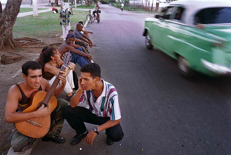 В начале 2000-х годов началось потепление в отношениях США и Кубы после осуждения последней терактов 11 сентября. В 2002-м остров посетила группа американских законодателей, которые пообещали содействовать снятию эмбарго
&lt;br>2002 год. Сцена на одной из улиц в Гаване