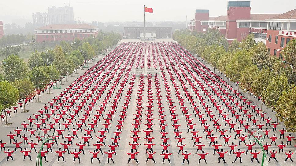 Цзяоцзо, Китай. Более 50 тыс. местных жителей приняли участие в тренировке по боевому искусству тайцзицюань, пытаясь установить рекорд Гиннесса 