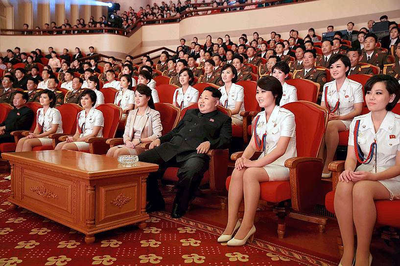 Пхеньян, Северная Корея. Руководитель КНДР Ким Чон Ын с женой Ли Соль Чжу смотрят представление группы Chongbong, приуроченное к 70-летию со дня основания Трудовой партии Кореи