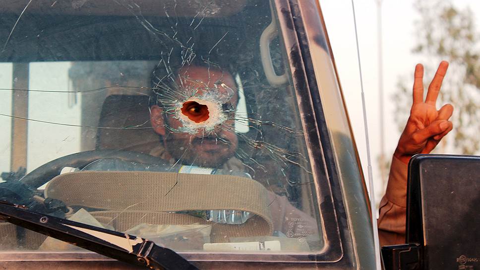 Мариб, Йемен. Солдат в машине, попавшей под обстрел