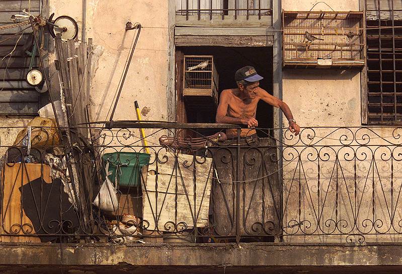 В 1966 году США ввели полный запрет на посещение Кубы для граждан США. Лицам с американским гражданством также запрещено совершать сделки на Кубе без специального разрешения, запрет был частично снят в 1995 году
&lt;br>1999 год. Житель Гаваны на балконе своего дома