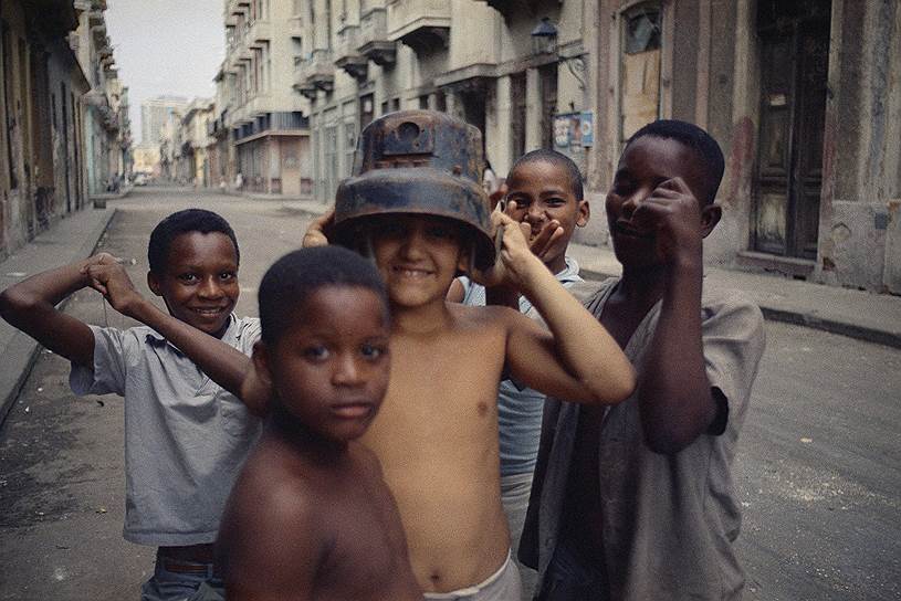 Сенат США одобрил поправку к закону «Об иностранной помощи», которая устанавливала, что всякое государство, которое будет оказывать Кубе экономическую помощь или продавать ей оружие, лишится американской поддержки
&lt;br>1971 год. Дети на улице Гаваны