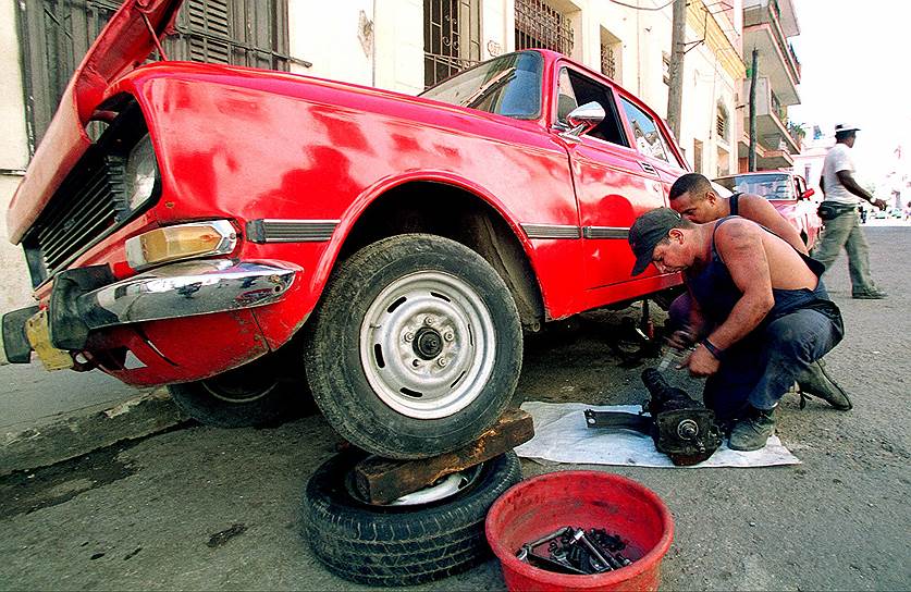Последний американский автомобиль был доставлен на Кубу в 1961 году. Машины, которые не были сожжены в первые часы победы революции, продолжают трудолюбиво служить своим владельцам. Массовые поставки автомобилей с середины 20 века на Кубу осуществлял только СССР
&lt;br>1999 год. Починка автомобиля «Москвич» в центре Гаваны