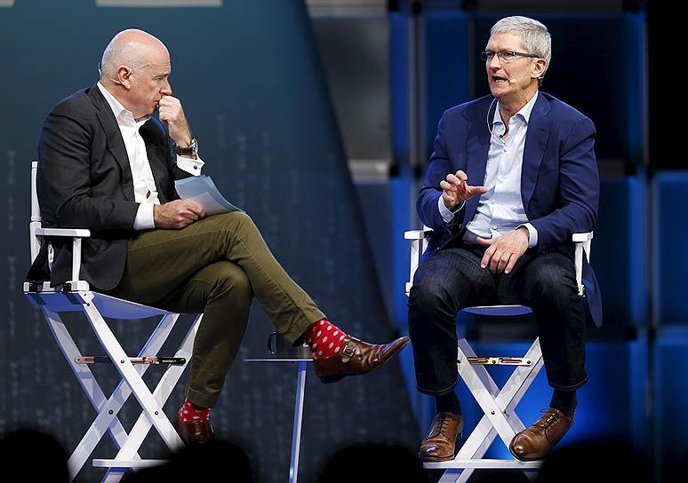 Генеральный директор Apple Тим Кук (справа) и  главный редактор The Wall Street Journal Джерард Бейкер