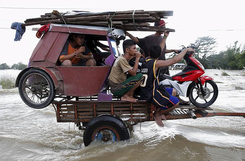 Зарагоза, Филиппины. Люди, спасающиеся от наводнения, вызванного тайфуном Коппу