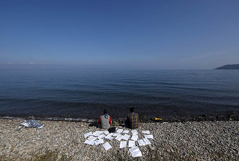 Лесбос, Греция. Студенты, бежавшие из Сирии, сушат свои документы после прибытия на остров