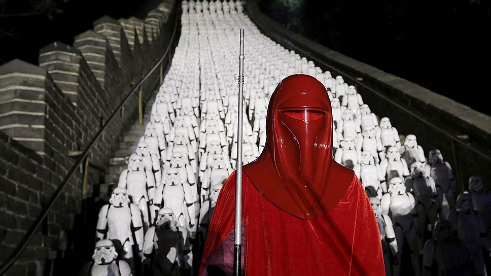 Пекин, Китай. Сотни фигурок имперских штурмовиков установили на Великой Китайской стене в рамках промо-кампании фильма «Звездные войны: Пробуждение силы»